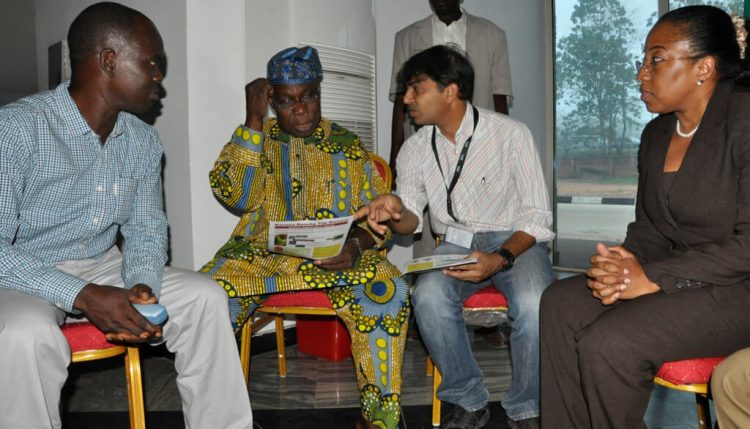 Picture of President Olasegun Obasanjo (left) talking to Lava Kumar (right) about efforts to contain banana bunchy top.