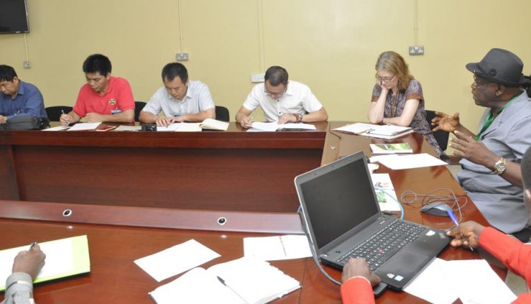 Picture of IITA’s Alfred Dixon (in hat) briefing the CATAS delegation from China.