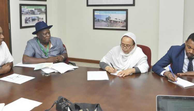 Picture of Melaku Gedil, Alfred Dixon, Samia Zecharia and Alemu Gesuma discuss future collaboration between IITA and Ethiopia