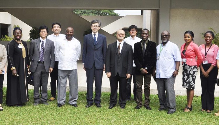 Picture of Sadanobu Kusaoke (center) flanked by DG Nteranya Sanginga (left), DDG Kenton Dashiell (right), DDG Kwame Akuffo-Akoto, Japanese scientists at IITA, members of staff and representatives of the IITA Youth Agripreneurs.