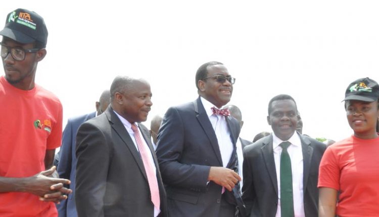 Picture of DG Nteranya Sanginga and the Agripreneurs welcoming AfDB President Akinwumi Adesina to IITA’s Abuja Station.
