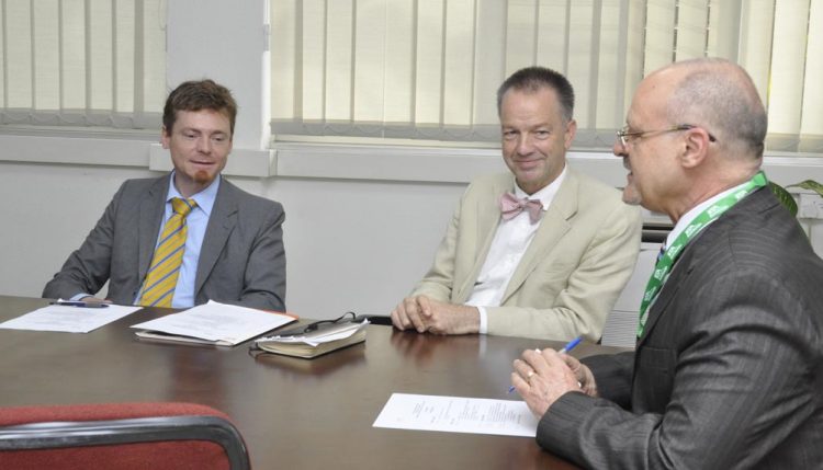 Picture of DDG Kenton Dashiell briefs the German Ambassador on IITA’s projects and activities.