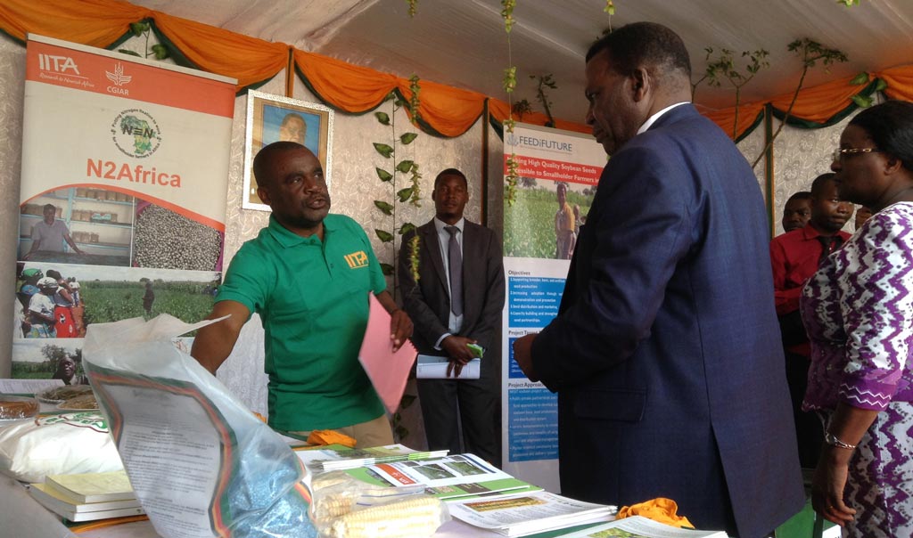 Picture of IITA’s Alexander Nganga (left) briefing the Minister of Agriculture, Dr George Chaponda, about aflasafe.