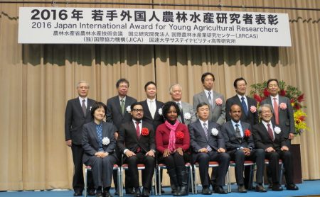 Picture of Awardees of the 2016 Japan International Award for Young Agricultural Researchers pose with officials and award organizers