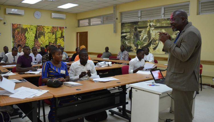 Picture of Tahirou Abdoulaye giving a presentation at the STMA training.