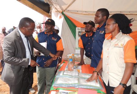 Picture of dignitaries visiting the IITA booth.