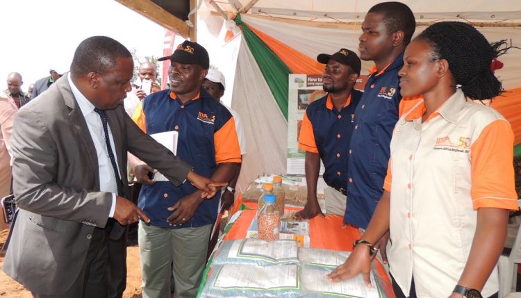 Picture of dignitaries visiting the IITA booth.