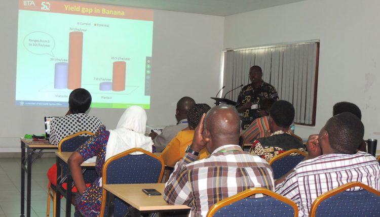 Picture of George Mahuku giving a seminar presentation.