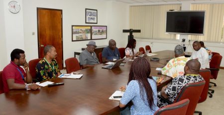 Picture of The Hon. Olatunbosun being briefed on some of IITA’s activities.