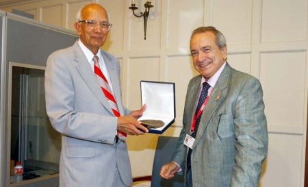 Picture of Former IITA staff Dr Rattan Lal (left) receives medal from UIMP Rector Emilio Lora-Tamayo.