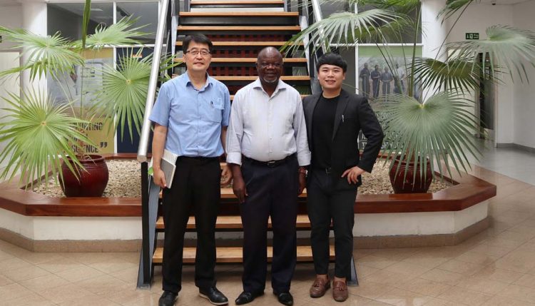 Picture of IITA Eastern Africa Hub Director, Victor Manyong (center), flanked by the Bioneer representatives