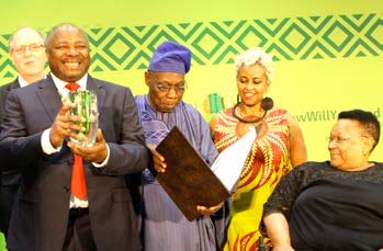 Picture of IITA DG Nteranya Sanginga receives the Africa Food Prize on behalf of the institute.