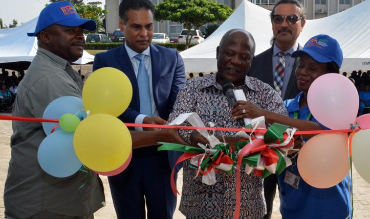 Board Chair Amos Namanga Ngongi cuts the ribbon to open the new Tissue Culture