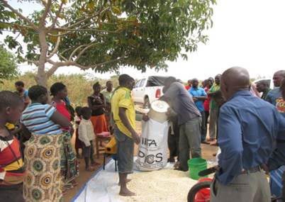 Picture of Farmers shelling maize at Yohana Isaya’s farm during the postharvest training organized by the Africa RISING–NAFAKA scaling project in Ndurugumi village