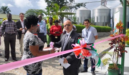 Picture of DDG Kenton Dashiell cuts the ribbon to launch the new AgResults Aflasafe laboratory at the Business Incubation Platform, Ibadan