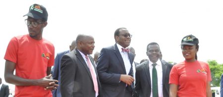 Picture of DG Nteranya Sanginga and the Agripreneurs welcoming AfDB President Akinwumi Adesina to IITA’s Abuja Station.