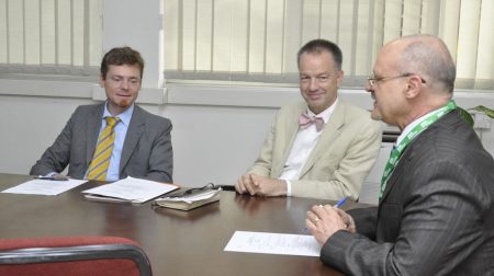 Picture of DDG Kenton Dashiell briefs the German Ambassador on IITA’s projects and activities.