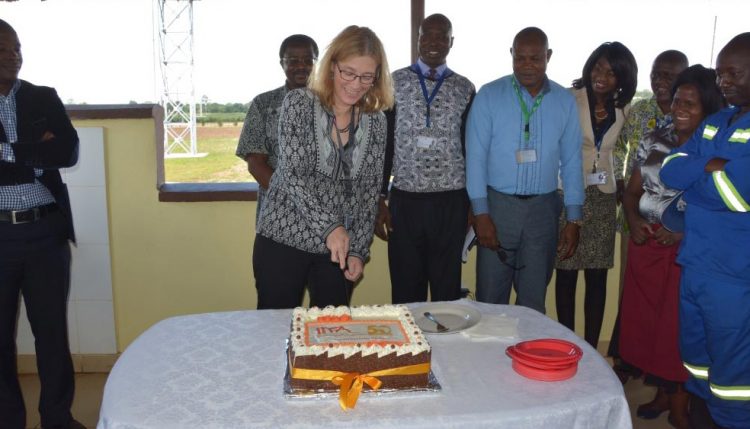 Picture of The DDG-CS cutting the cake.