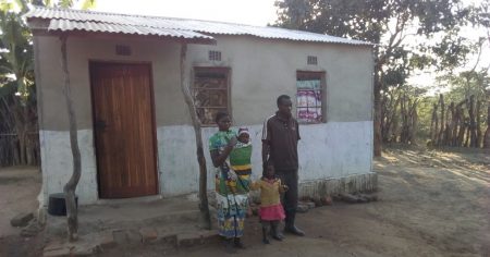 Picture of Aaron and Mavis Mumba with their two children in front of their house. Photo: Simon Mudenda, CIP.