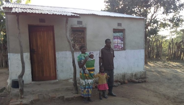Picture of Aaron and Mavis Mumba with their two children in front of their house. Photo: Simon Mudenda, CIP.